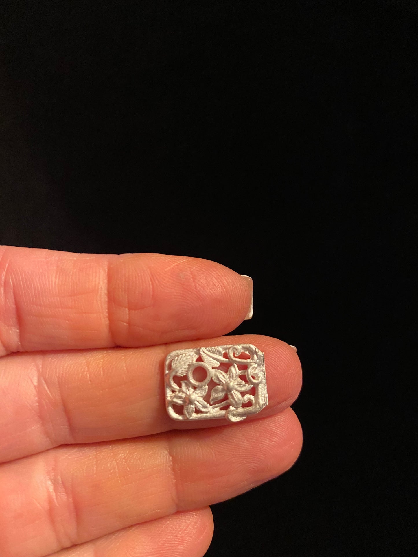 Floral Link with round bezel setting for a 3mm stone